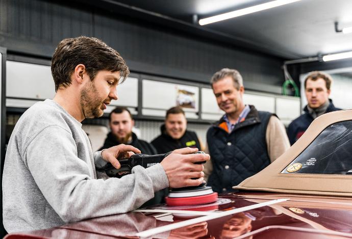 Nathan en pleine démonstration d'un polissage lors d'une formation au detailing dans notre atelier de Wavre en Belgique. Les formations sont ouverts à tous et ont lieu chaque mois dans nos ateliers.